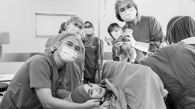 Anisa Rahma Melahirkan Anak Ketiga Perempuan Lagi, Ini 6 Potret Persalinannya