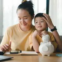 Ilustrasi ibu dan anak menabung/copyrightshutterstock/LookerStudio