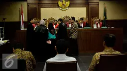 Irman Gusman usai menjalani sidang lanjutan dengan menghadirkan 4 saksi di pengadilan Tipikor, Jakarta pusat, Rabu (4/1). Dalam sidang tersebut juga menghadirkan Sekjen DPD Soedarsono Hardjosoekarto, ajudan Joko Supriyanto.  (Liputan6.com/Helmi Affandi)