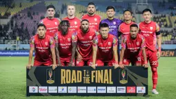 Para pemain starting XI Persis Solo berfoto bersama sebelum dimulainya laga perebutan peringkat ketiga Piala Presiden 2024 menghadapi Persija Jakarta di Stadion Manahan, Solo, Sabtu (3/8/2024). (Bola.com/Bagaskara Lazuardi)