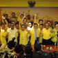 Keceriaan kubu Agung Laksono usai mengikuti sidang putusan Mahkamah Partai Golkar , Jakarta, Selasa (3/3/2015). Mahkamah Partai Golkar memutuskan untuk mengesahkan Golkar versi Munas Ancol(Liputan6.com/Andrian M Tunay)