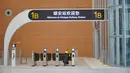 Pekerja membersihkan peralatan di ruang tunggu Stasiun Kereta Xiongan di Kawasan Baru Xiongan di Provinsi Hebei, China utara (23/12/2020). Ketika beroperasi, jalur tersebut akan mempersingkat waktu tempuh Beijing-Xiongan dari 2 jam menjadi 30 menit saja. (Xinhua/Yang Shiyao)
