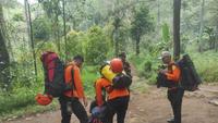 TIm SAR menemukan mahasiswa ITB yang hilang dua hari di Gunung Puntang. (Antara)