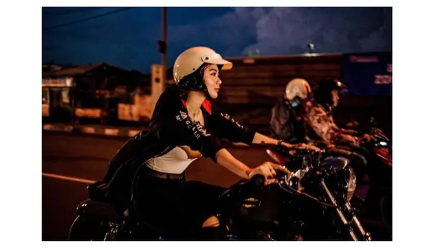 7 Potret Wika Salim saat Naik Moge, Gayanya Curi Perhatian