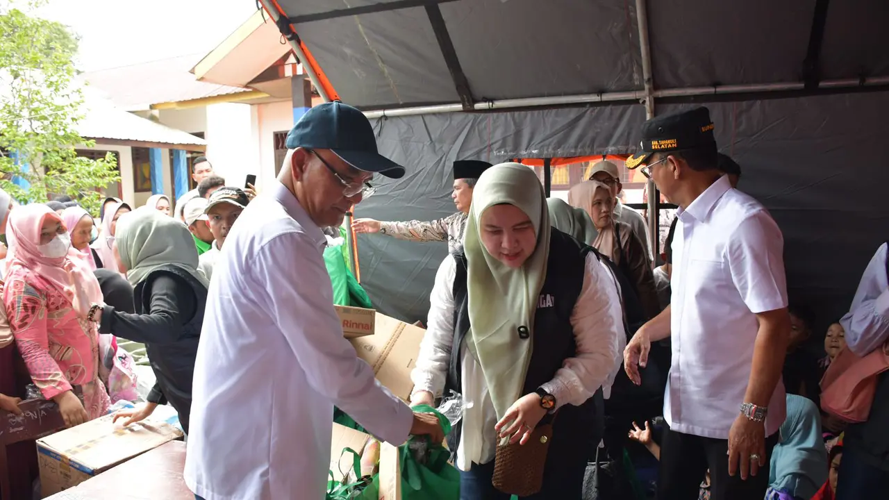 Ketua Komisi VIII DPR Marwan Dasopang menyalurkan bantuan kemanusiaan bencana Sumatera.