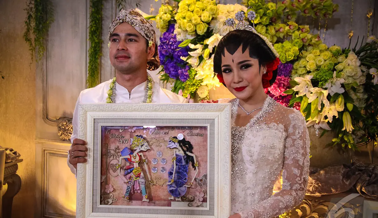 Dalam akad nikah, Raffi Ahmad menyerahkan mas kawin berupa uang sejumlah Rp17.022.014, Jakarta, (17/10/14). (Liputan6.com/Faizal Fanani)