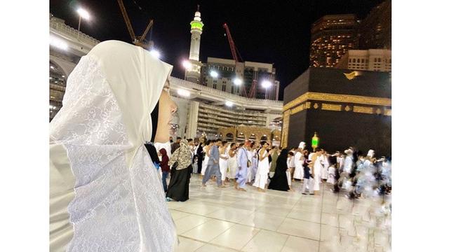 Baru Selesai Umrah, Ini 7 Gaya Via Vallen dalam Balutan Hijab