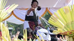 Upacara ini bermakna membersihkan dan menyucikan diri dari kegelapan pikiran dan sifat negatif menggunakan air pengetahuan, sebagai wujud rasa syukur atas ilmu yang telah diterima pada Hari Saraswati. (SONNY TUMBELAKA/AFP)