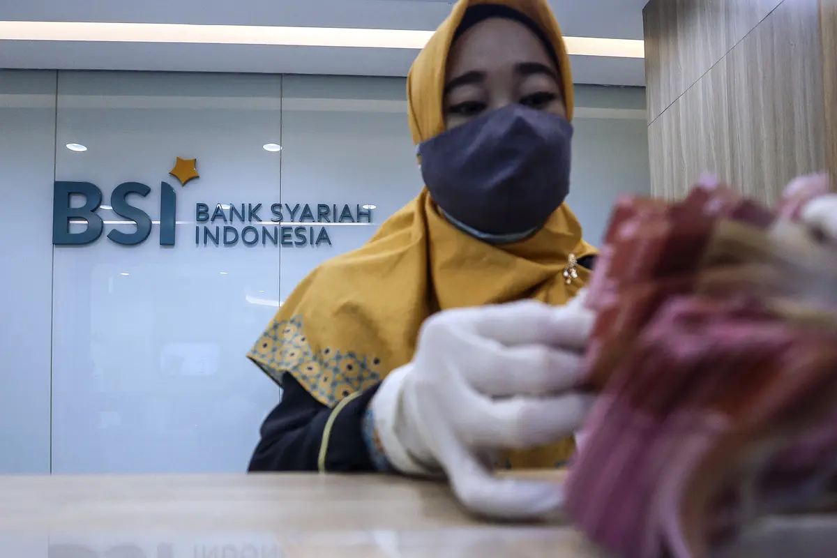 FOTO: Pelayanan Bank Syariah Indonesia Usai Diresmikan Jokowi