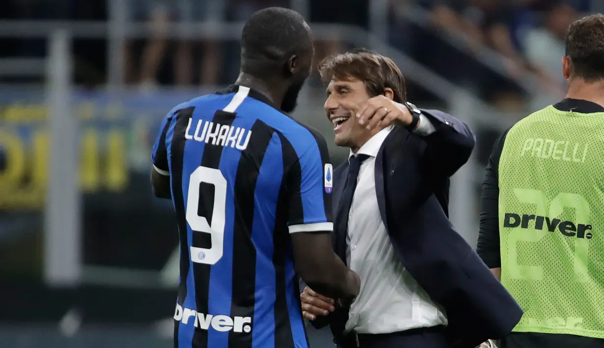 Pelatih Inter Milan Antonio Conte memeluk Romelu Lukaku usai menang tas Lecce pada laga pertama Serie A 2019/2020 di Stadio Giuseppe Meazza, Senin (26/8/2019). Antonio Conte mencatatkan debut manis usai mengantarkan Inter Milan melibas tim promosi Lecce 4-0. (AP Photo/Luca Bruno)