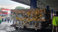 Kargo mobil balap Formula E tiba di Bandara Soekarno-Hatta. (Liputan6.com/Pramita Tristiwati)