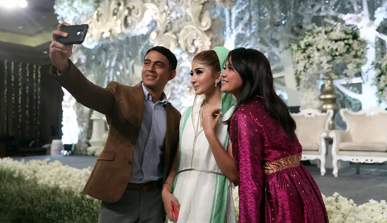 Mengawali acara dengan tahlilan bersama dengan anak-anak yatim. Hal ini guna menghormati dan memberikan doa pada ibu mertuanya, yang meninggal beberapa hari sebelum resepsi di Jakarta. (Nurwahyunan/Bintang.com)