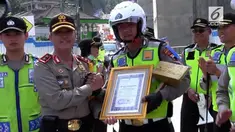3 Polisi yang membantu mobil di tanjakan dapat penghargaan dari Polda Jateng.