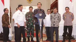 Presiden Joko Widodo atau Jokowi (tengah) menyampaikan keterangan terkait kerusuhan pascapengumuman hasil Pemilu 2019 di Istana Merdeka, Jakarta, Rabu (22/5/2019). Jokowi menyebut tidak akan memberi ruang untuk perusuh yang akan merusak NKRI. (Liputan6.com/HO/Ran)