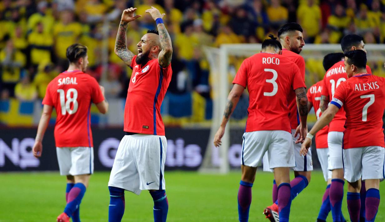 Gelandang Chile, Arturo Vidal melakukan selebrasi usai mencetak gol ke gawang Swedia pada pertandingan persahabatan internasional di Friends Arena, Stockholm, (24/3). Chile menang 2-1 atas Swedia. (Anders Wiklund/TT via AP)
