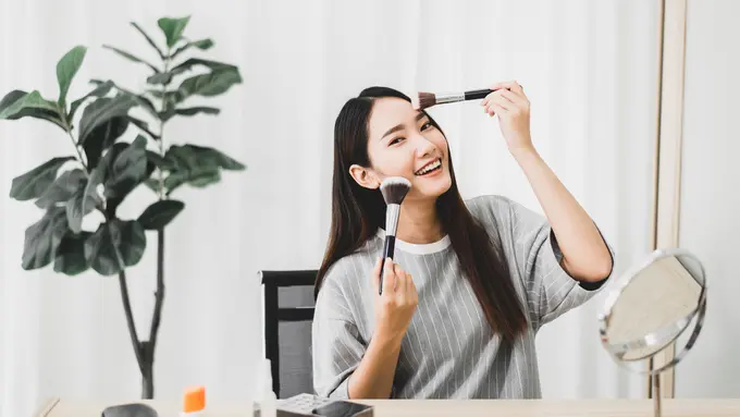 Trik Makeup Anti Pecah untuk Samarkan Garis Senyum, Hasilnya Dijamin Flawless!