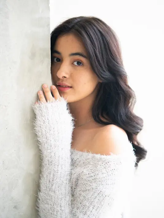 Dengan polesan makeup natural, bintang film Teman Tapi Menikah 2 ini kian pancarkan pesonanya. Baju off shoulder berwarna putih yang dikenakannya sangat cocok dikenakan oleh Mawar de Jongh. Meski terlihat simpel, namun outfif off shoulder yang dikenakan Mawar membuat penampilannya menawan. (Liputan6.com/IG/@mawar_eva)
