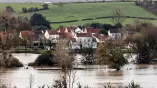Foto yang diambil pada tanggal 7 November 2023 ini menunjukkan pemandangan umum banjir di Isques, Prancis Utara. (Denis Charlet/AFP)