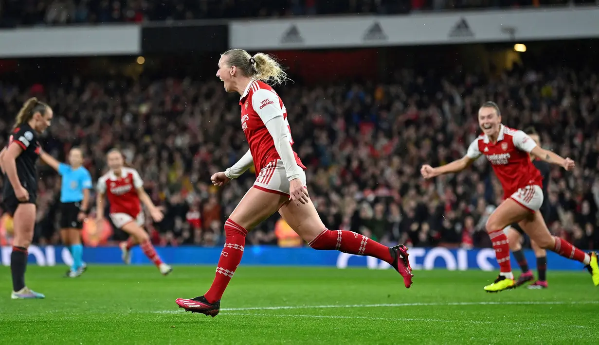 Pemain Arsenal, Stina Blackstenius melakukan selebrasi setelah mencetak gol kedua timnya ke gawang Bayern Munchen pada laga leg kedua perempat final Liga Champions 2022/2023 di Emirates Stadium, London, 29 Maret 2023. The Gunners menang dengan skor 2-0. (AP Photo/PA/Mike Egerton)