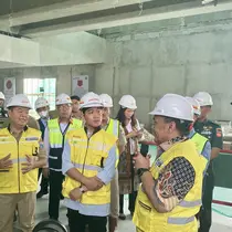 Wapres Gibran Rakabuming Raka meninjau pengerjaan jalur Lintas Raya Terpadu (LRT) Fase 1B Velodrome-Manggarai sepanjang 6.4 KM, Selasa (22/10/2024). (Liputan6.com/ Delvira Hutabarat)