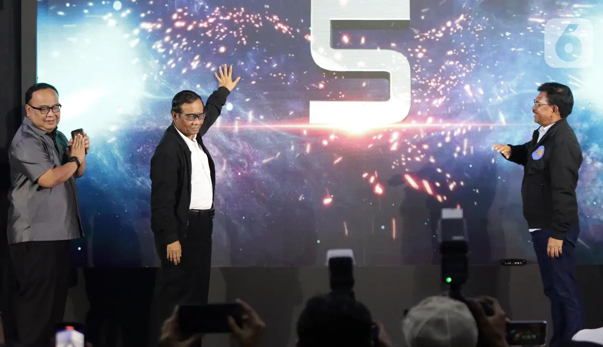 Menko Polhukam, Mahfud MD (tengah) bersama Menkominfo, Johnny G. Plate (kanan) saat acara Hitung Mundur Penghentian Siaran TV Analog di halaman Kantor Kementerian Komunikasi dan Informatika (Kominfo), Jakarta, Rabu (2/11/2022) tengah malam. Peralihan siaran TV analog ke TV digital merupakan bagian dari agenda pemerintah untuk mendigitalisasi bidang penyiaran. (Liputan6.com/Helmi Fithriansyah)