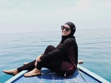 Aryani Fitriana, pesinetron cantik yang terkenal sebagai ketua geng de Rainbow di sinetron Kepompong. Saat traveling, Aryani semakin  terlihat memesona saja. Gaya trendinya memakai kacamata menambah kesan memukau dari penampilan Aryani.(Liputan6.com/IG/@aryanifitriana24)