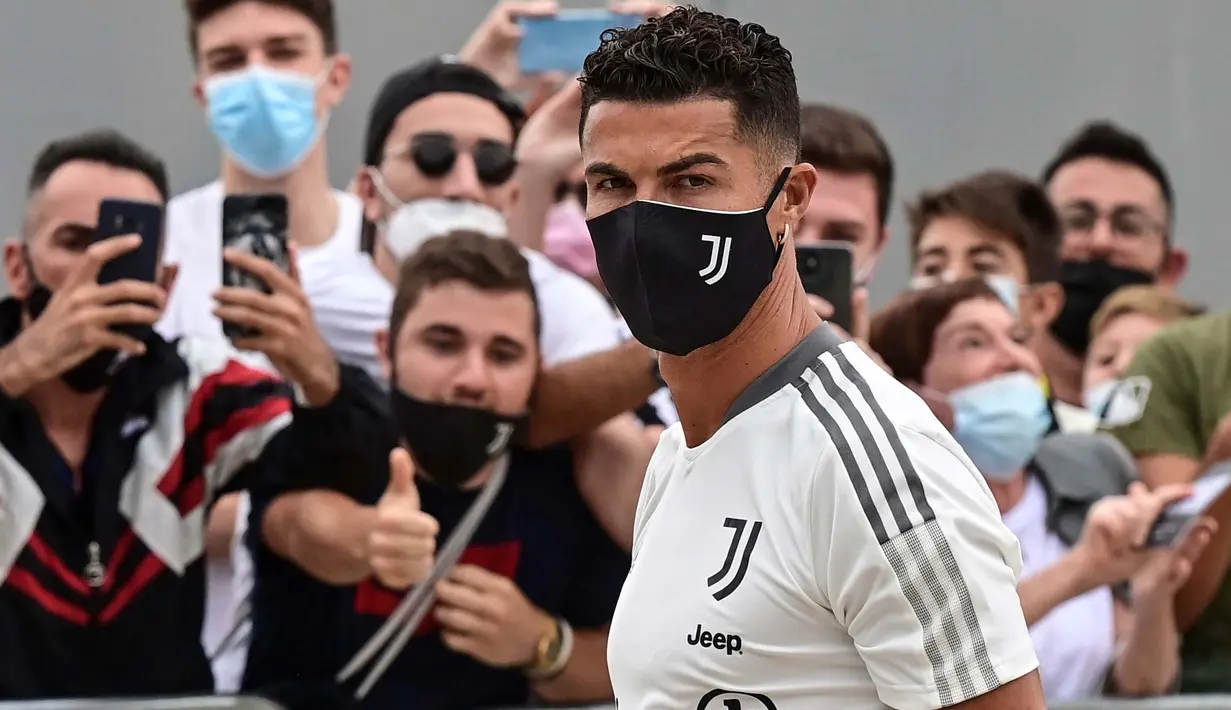 Spekulasi mengenai kepindahan Cristiano Ronaldo akhirnya terjawab. Kekasih dari Georgina Rodriguez tersebut menunjukkan kehadirannya di pusat medis milik Juventus untuk melaksanakan rangkaian tes medis. (Foto: AFP/Miguel Medina)