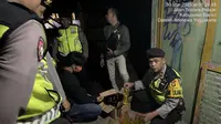 Polres Bantul mengamankan ratusan botol minuman keras (miras) dari hasil razia penyakit masyarakat (pekat) menjelang malam takbiran Idulfitri 1446 H. (Merdeka.com/Nur Habibie)