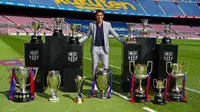 Luis Suarez berpose dengan trofi yang dimenangkannya bersama Barcelona. Pemain asal Uruguay itu hengkang ke Atletico Madrid musim panas ini. (Twitter Barcelona)