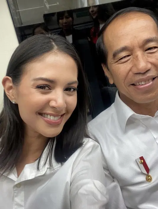 Aurelie juga hadir dengan mengenakan kemeja putih lengan panjang yang kompak dengan Jokowi. [Instagram/@aurelie]