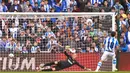 Striker Real Sociedad, Mikel Oyarzabal, mencetak gol ke gawang Barcelona pada laga La Liga di Stadion Anoeta, San Sebastian, Sabtu (14/12). Kedua klub bermain imbang 2-2. (AFP/Ander Gillenea)