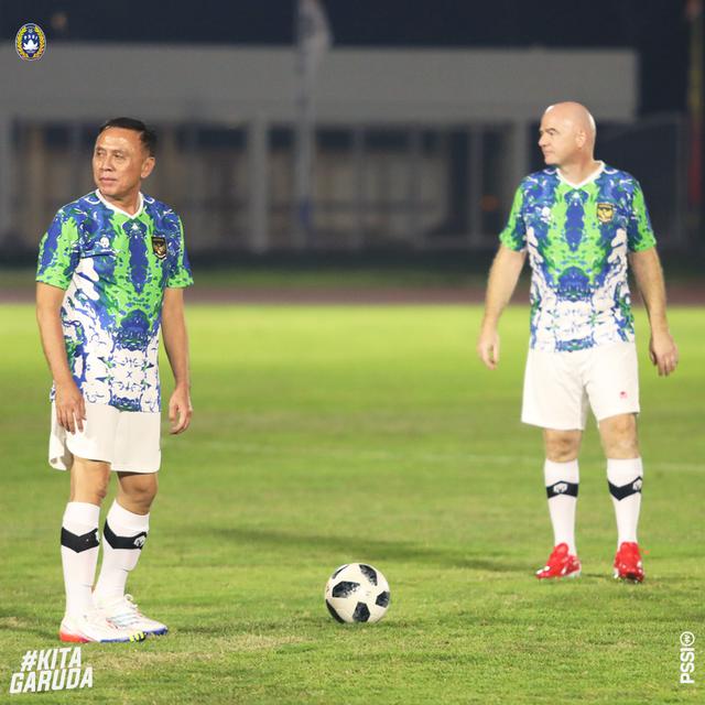 Presiden FIFA dan Ketum PSSI Main Sepakbola Baren