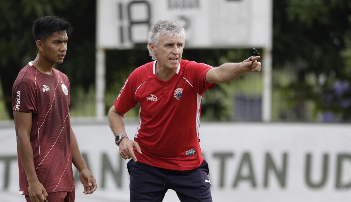 Pelatih Persija Jakarta, Ivan Kolev, memberikan instruksi kepada pemainnya saat latihan di Lapangan Sutasoma, Jakarta, Rabu (16/1). Ini merupakan latihan perdana yang dipimpin oleh Ivan Kolev. (Bola.com/Yoppy Renato)