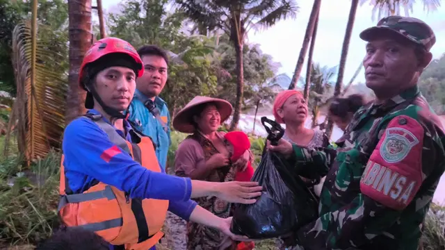 Sejumlah anggota Tagana Kota  Depok membuat masakan di dapur umum untuk warga pengungsian korban longsor dan banjir bandang, Kecamatan Tegal Buleud, Kabupaten Sukabumi.