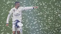 Striker Real Madrid, Cristiano Ronaldo, saat menghadiri perayaan gelar ke-12 Liga Champions di Stadion Santiago Bernabeu, Madrid, Spanyol (04/06/2017). Cristiano Ronaldo merubah gaya rambutnya usai menjuarai Liga Champions. (AFP/Curto De La Torre)