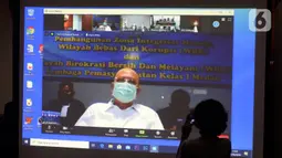 Wali Kota Medan nonaktif, Tengku Dzulmi Eldin mendengarkan Majelis Hakim membacakan vonis dalam sidang melalui video conference di Gedung KPK, Jakarta, Kamis (11/6/2020). Dzulmi Eldin terlibat dalam kasus dugaan menerima suap proyek dan jabatan pada Pemkot Medan tahun 2019. (merdeka.com/Dwi Narwoko)