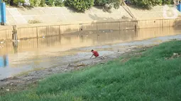 Anak-anak bermain di bantaran Sungai Ciliwung yang mengering, kawasan Kampung Melayu, Jakarta, Jumat (8/11/2019). Curah hujan yang tidak menentu menyebabkan sebagian bantaran Ciliwung masih mengalami kekeringan. (Liputan6.com/Immanuel Antonius)