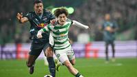 Bek Leipzig asal Belanda #03, Lutsharel Geertruida (kiri), berebut bola dengan gelandang Celtic asal Jepang #08, Kyogo Furuhashi, selama pertandingan Liga Champions UEFA antara Celtic dan RB Leipzig di stadion Celtic Park, di Glasgow, Skotlandia, Rabu dini hari WIB (6/11/2024). (ANDY BUCHANAN/AFP)