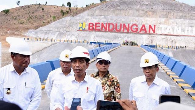Presiden RI Joko Widodo (Jokowi) meresmikan Bendungan Tanju di Kabupaten Dompu, Nusa Tenggara Barat (NTB), Senin (30/7/2018). (Dok Kementerian PUPR)