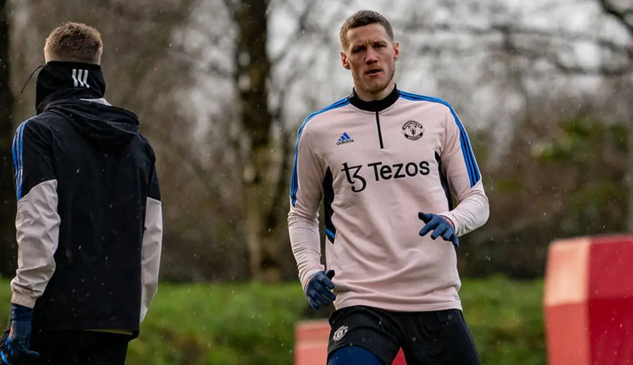 Pemain pinjaman baru Manchester United, Wout Weghorst menjalani latihan perdana bersama para penggawa Setan Merah di Carrington, Manchetser, Inggris pada Senin (16/01/2023) waktu setempat. Selama Piala Dunia 2022, Weghorst mampu mencuri perhatian dengan penampilan gemilangnya bersama Timnas Belanda, termasuk saat melesatkan dua gol untuk mengimbangi Argentina di babak perempat final. (Twitter/@ManUtd)