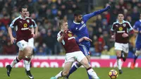 Diego Costa berusaha menghalau bola dari kejaran pemain Burnley, Ben Mee (2kiri) pada lanjutan Premier League di Turf Moor stadium, Burnley (12/2/2017).  Chelsea bermain imbang 1-1 lawan Burnley. (AP/Dave Thompson)