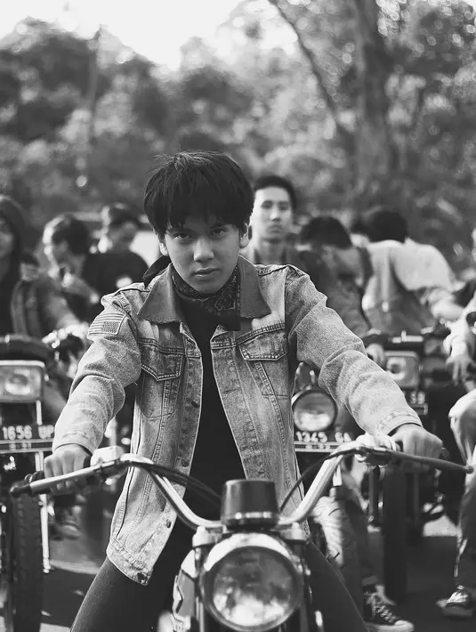 Bukan hanya sejak perannya sebagai Dilan di film Dilan 1990, namun jauh sebelum itu saat awal mula kemunculan Iqbaal di Coboy Junior pun dirinya sudah memiliki banyak penggemar. (Instagram/iqbaal.e)