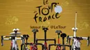 Sepeda para pebalap digantung saat stage keempat balapan Tour de France di Vittel, Prancis, Selasa (4/7/2017). Stage keempat menempuh kota Mondorf-les-Bains hingga Vittel yang berjarak 207,5 kilometer. (AFP/Lionel Bonaventure)