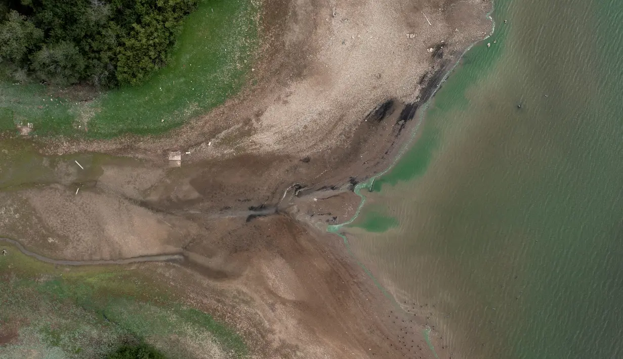 Foto udara menunjukkan tingkat air yang rendah di Waduk Bough Beech di Kent (23/8/2022). Pemerintah Inggris secara resmi menyatakan kekeringan di sebagian besar Inggris awal bulan ini, setelah berbulan-bulan mencatat rekor curah hujan rendah dan suhu tinggi yang belum pernah terjadi sebelumnya dalam beberapa pekan terakhir. (AFP/Ben STANSALL)
