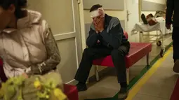 Seorang warga lokal yang terluka dalam serangan Rusia beristirahat di sebuah rumah sakit di Pokrovska, Ukraina timur, Rabu (25/5/2022). Dua roket menghantam kota Pokrovsk, di wilayah Donetsk pada Rabu pagi, menyebabkan sedikitnya empat cedera. (AP Photo/Francisco Seco)