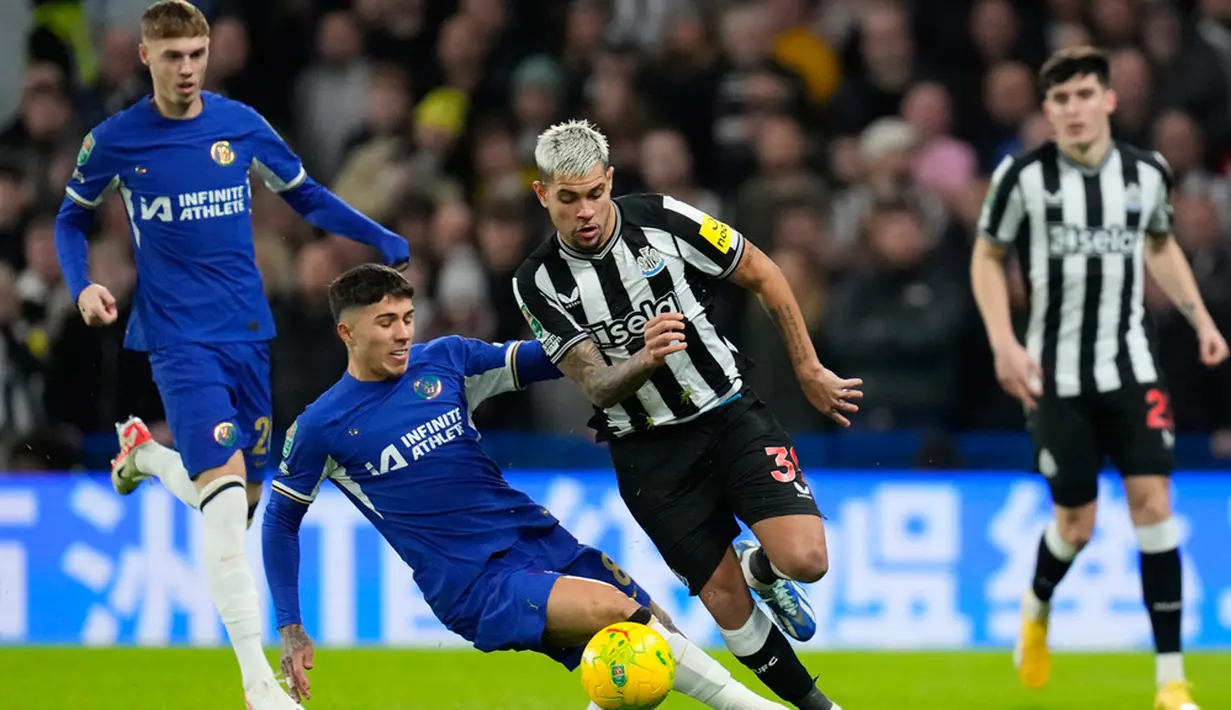 Chelsea akhirnya bisa menyamakan skor 1-1 pada masa injury time babak kedua. Diawali crossing dari sisi kanan yang gagal disapu oleh Kieran Trippier, sehingga bola direbut Mykhaylo Mudryk dan disepak dari jarak dekat. (AP Photo/Kirsty Wigglesworth)