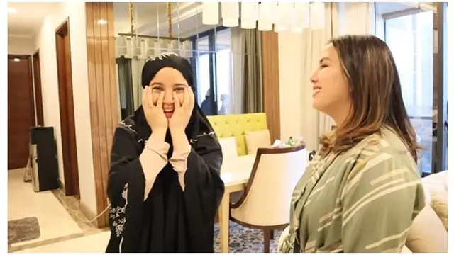 Meja makan di apartemen Chacha dan Dico cukup besar dengan dilengkapi kursi yang menempel di dinding.