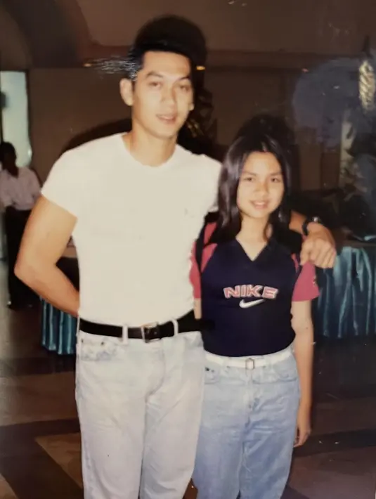 <p>Vicky Shu rupanya memiliki kenangan tersendiri dengan Donny Kesuma. Mereka memiliki hubungan dekat sejak Vicky masih kecil. "Terimakasih sudah sering jagain dan ajak vicky main dulu masa kecil sampai remaja.. terimakasih sudah menjadi inspirasi masuk dunia entertaiment," tulis Vicky Shu. (Foto: Instagram/ vickyshu)</p>