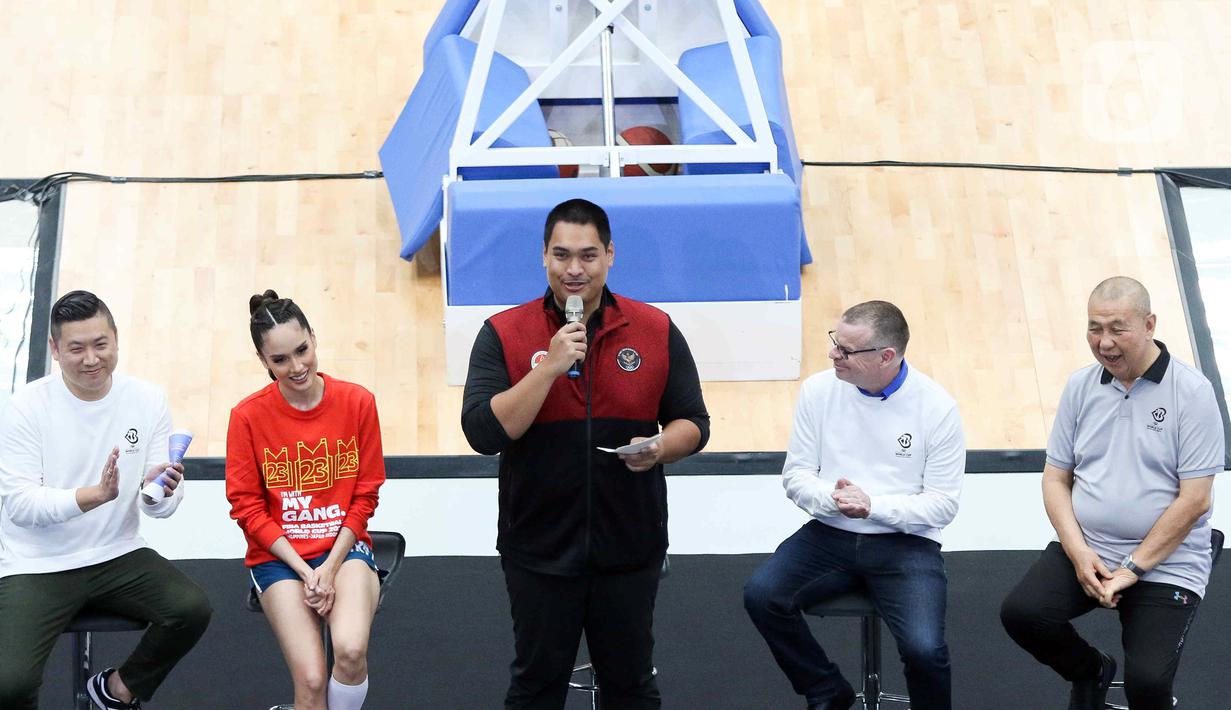 Menteri Pemuda dan Olahraga Dito Ariotedjo (tengah), Executive Director FIBA David Crocke (kedua kanan), Brand Ambassador FIBA World Cup 2023 Cinta Laura (kedua kiri), Ketua Umum Perbasi Danny Kosasih (kanan), Perwakilan FIBA Indonesia Cahyadi Wanda (kiri) saat mengumumkan Brand Ambassador baru untuk FIBA World Cup 2023 di Indonesia Arena, Senayan, Jakarta, Selasa (11/7/2023). (Liputan6.com/Herman Zakharia)