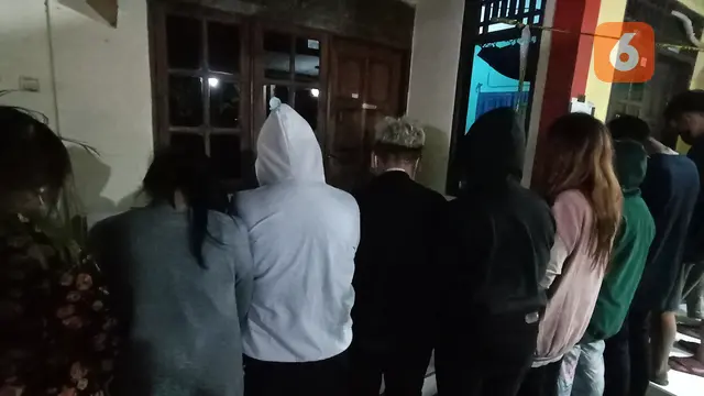 wanita Yang Bekerja Sebagai Terapis Pijat Ikut Diamankan Polisi. (Minggu, 27/03/2022). (Liputan6.com/Yandhi Deslatama).